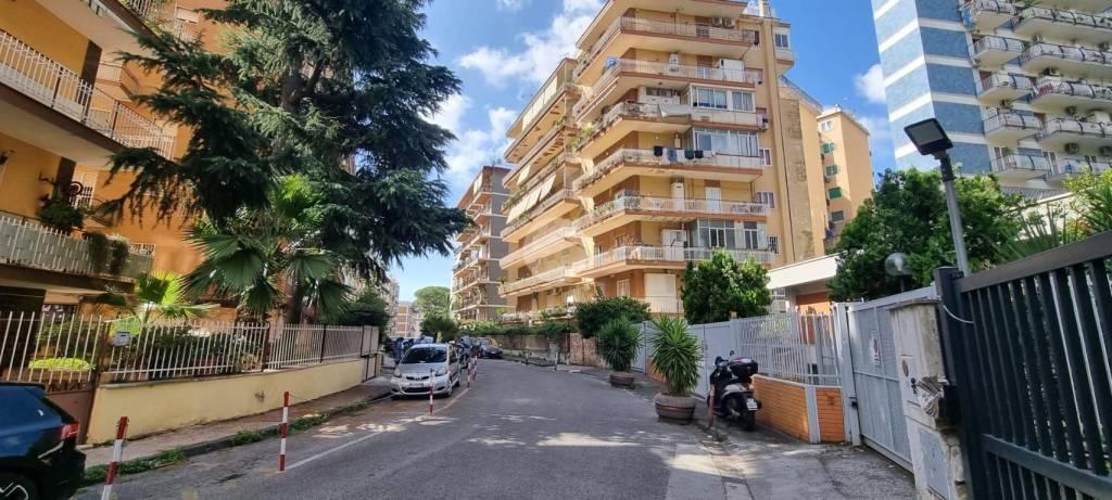 negozio in affitto a Napoli in zona Arenella