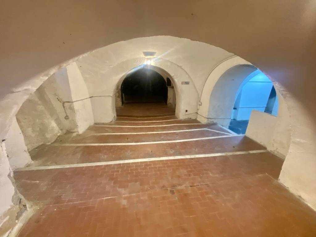 negozio in affitto a Napoli in zona Chiaia