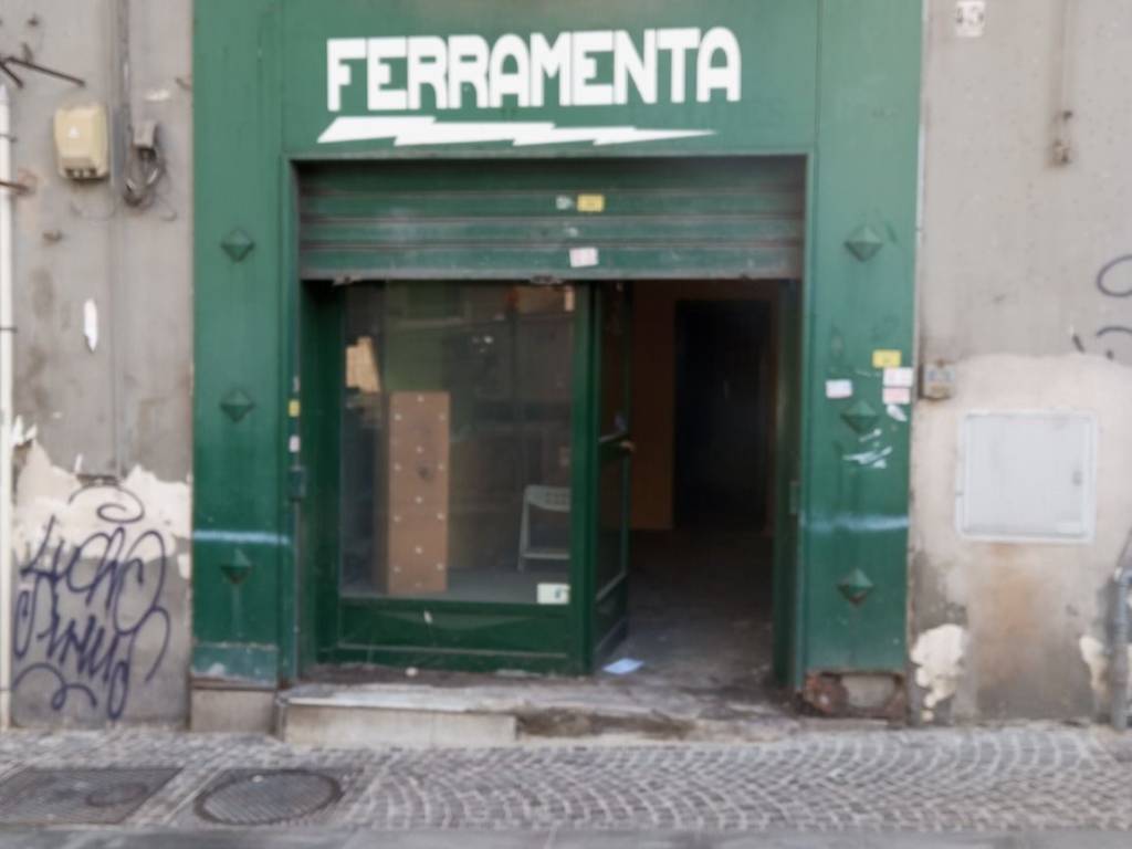 negozio in affitto a Napoli in zona Chiaia