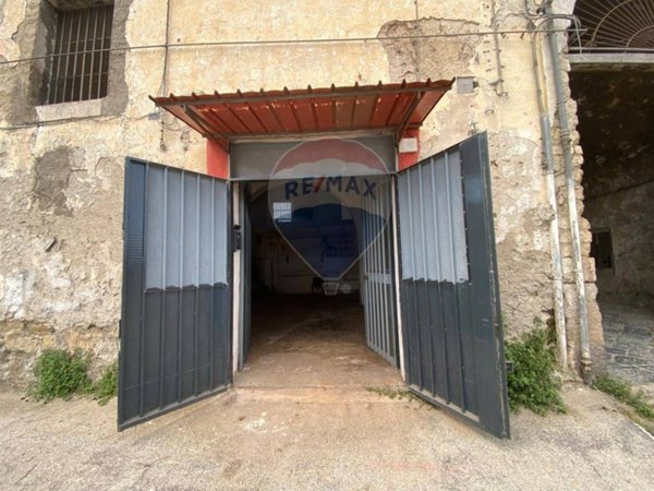 negozio in affitto a Napoli in zona Chiaiano