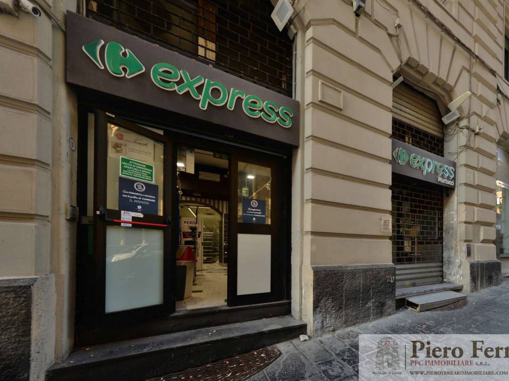 negozio in affitto a Napoli in zona Chiaia