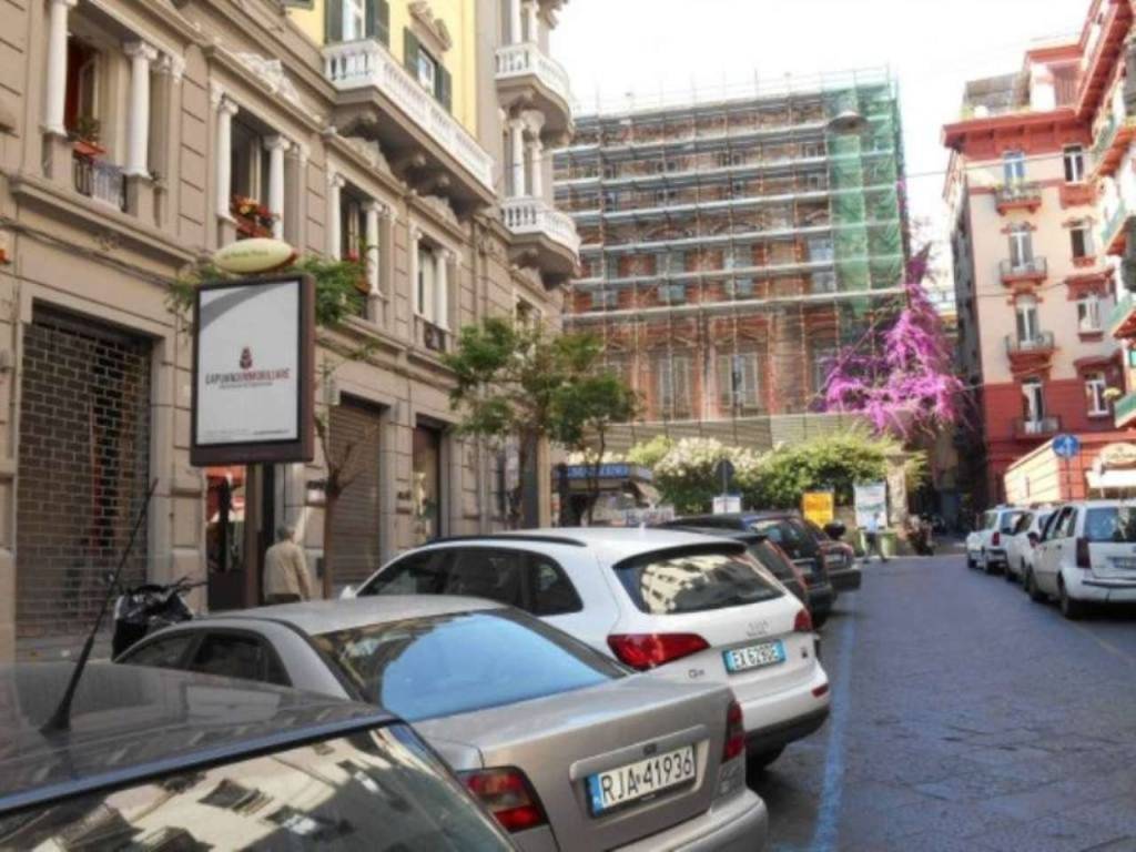 negozio in affitto a Napoli in zona Chiaia
