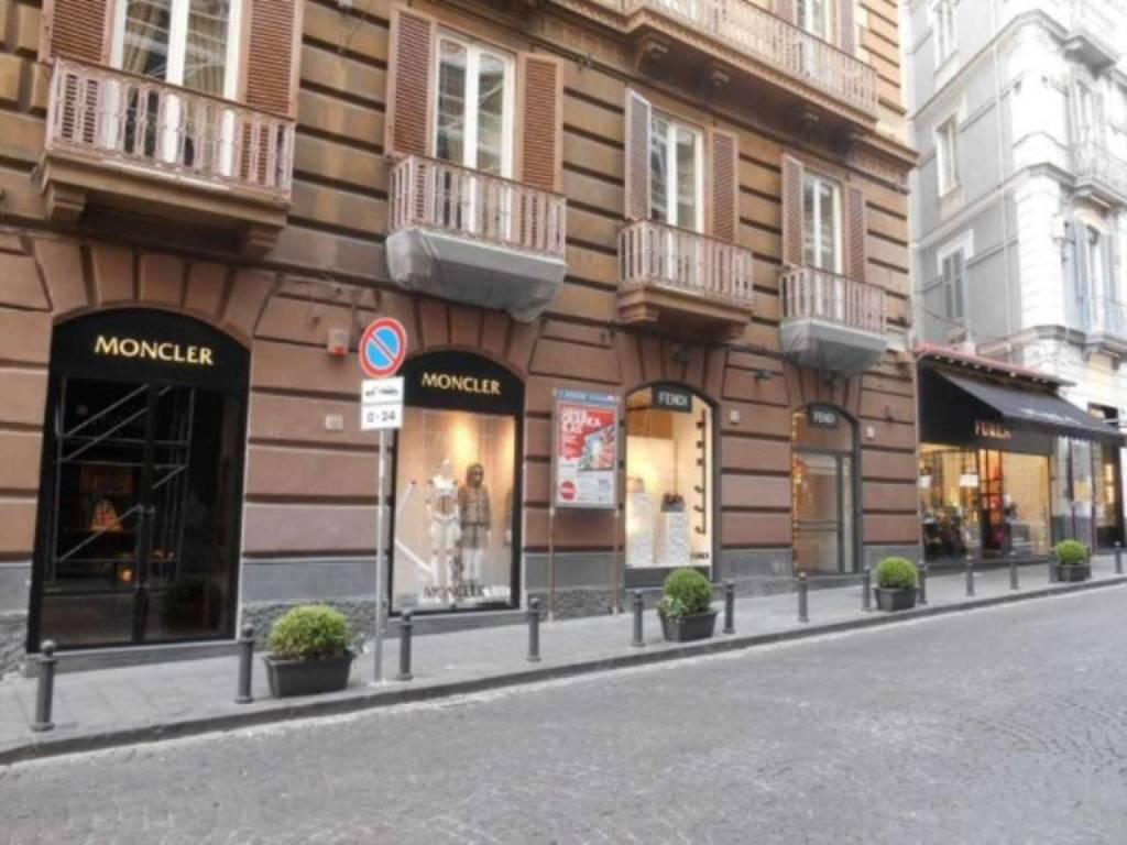 negozio in affitto a Napoli in zona Chiaia