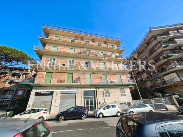 negozio in affitto a Napoli in zona Arenella