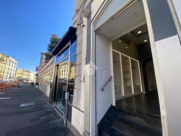 negozio in affitto a Napoli in zona Chiaia