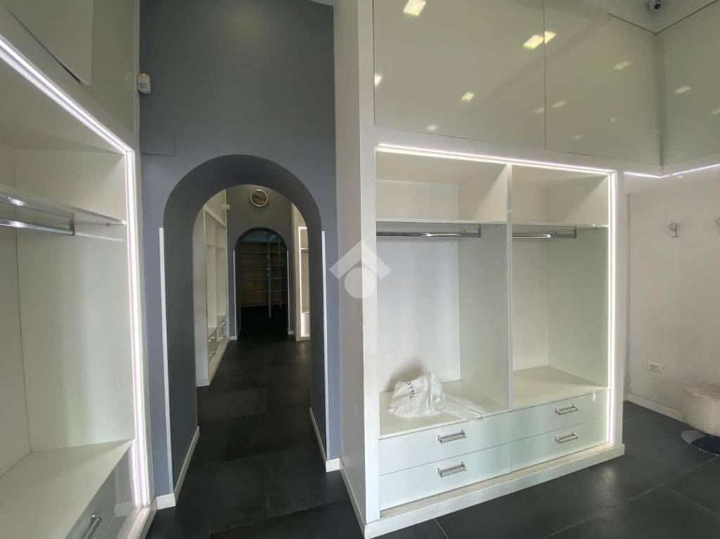 negozio in affitto a Napoli in zona Chiaia