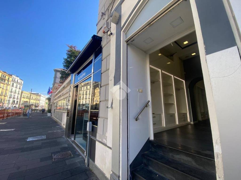 negozio in affitto a Napoli in zona Chiaia