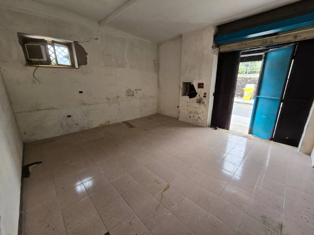 negozio in affitto a Napoli in zona Camaldoli