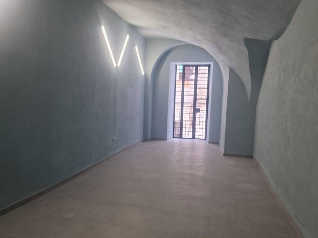 negozio in affitto a Napoli