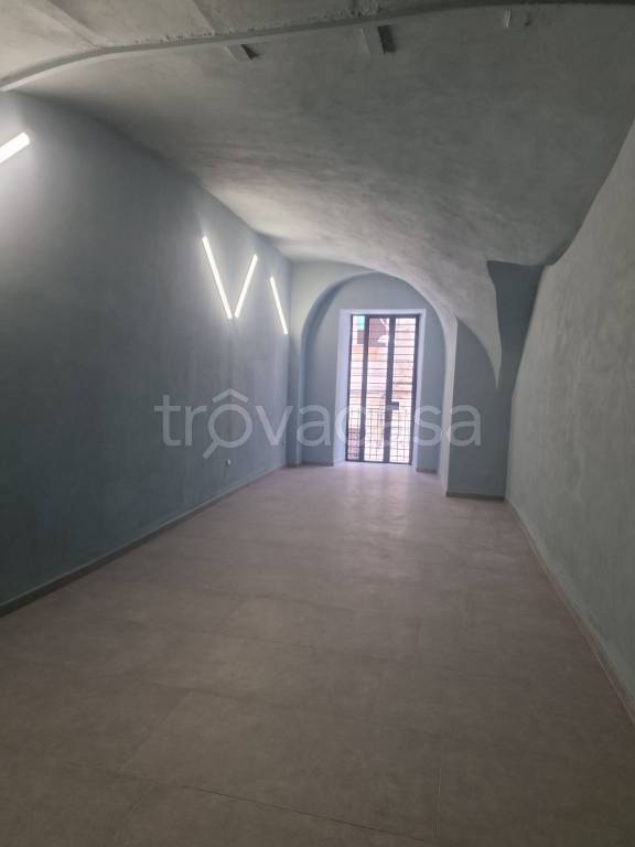 negozio in affitto a Napoli in zona Porto