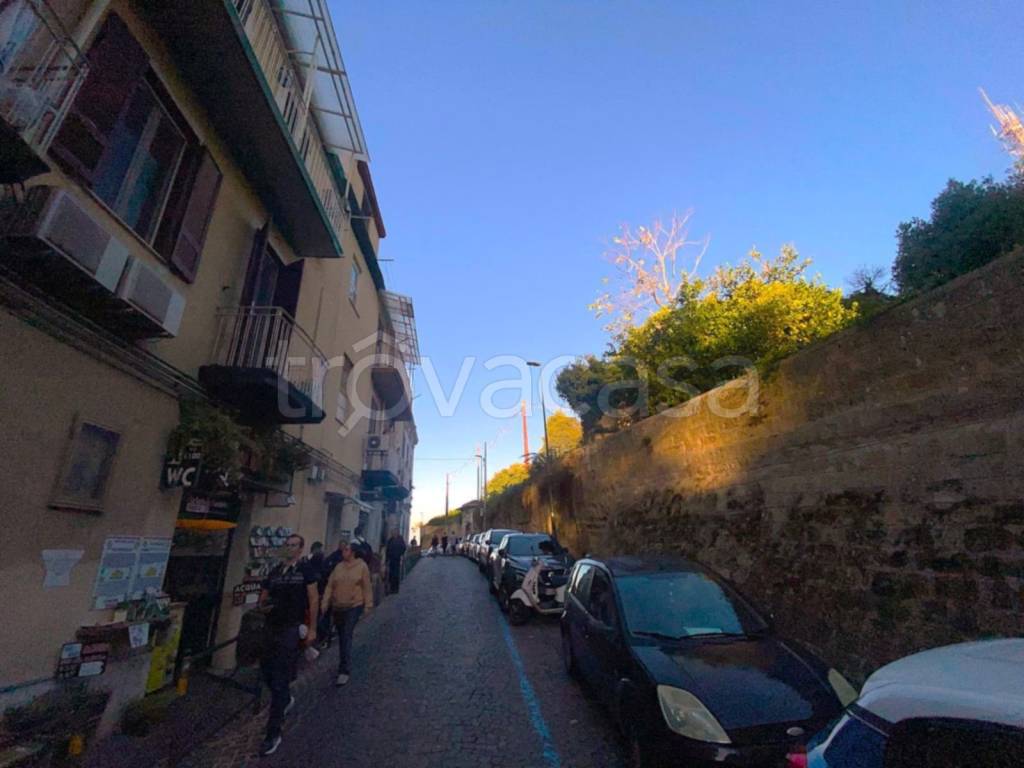 negozio in affitto a Napoli in zona Vomero