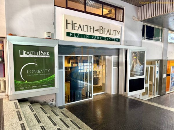 negozio in affitto a Napoli in zona Vomero