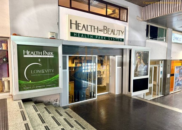 negozio in affitto a Napoli in zona Vomero