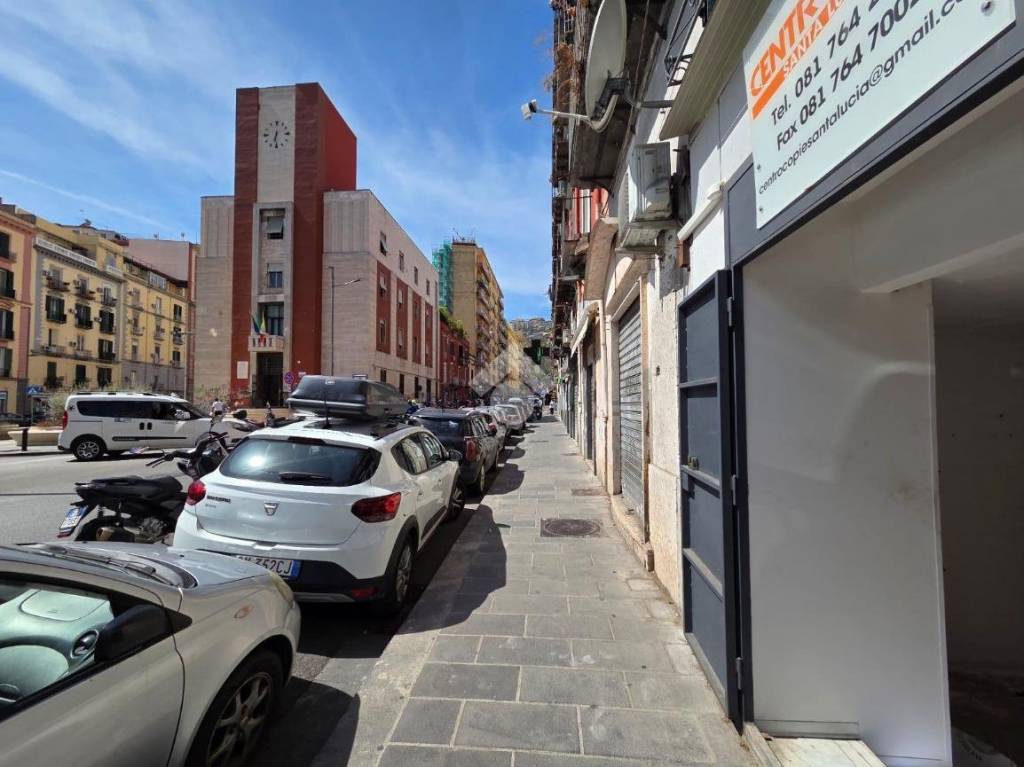 negozio in affitto a Napoli in zona Chiaia