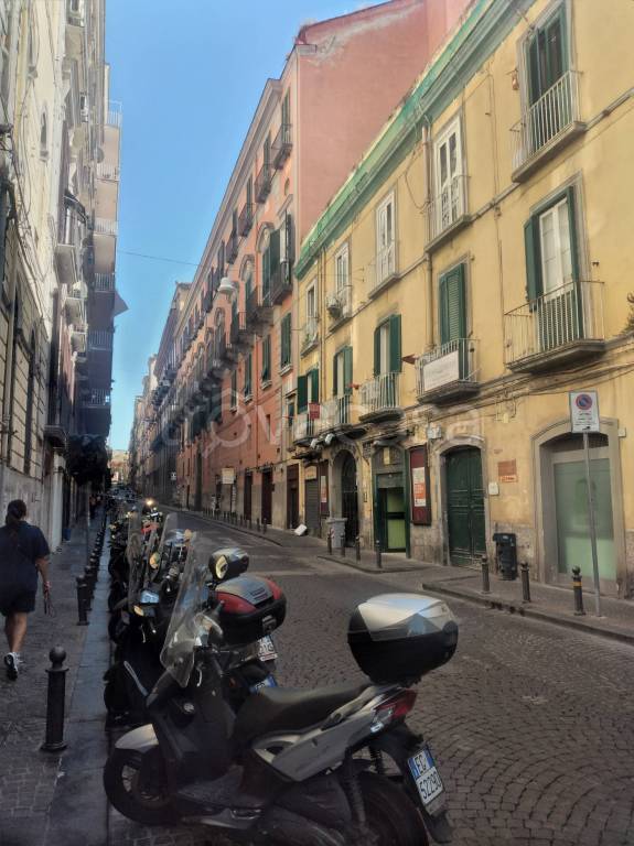 negozio in affitto a Napoli in zona Chiaia