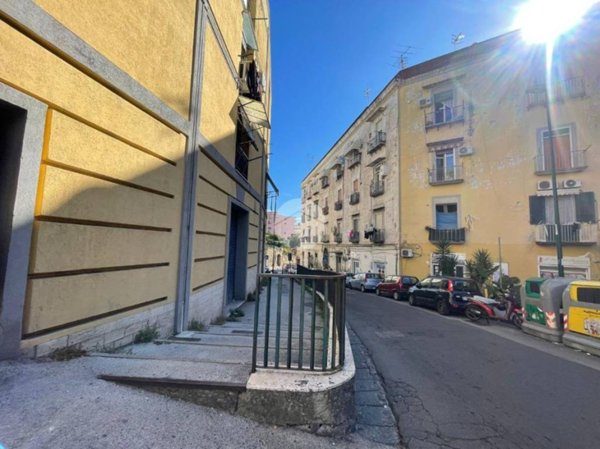 negozio in affitto a Napoli in zona San Carlo all'Arena