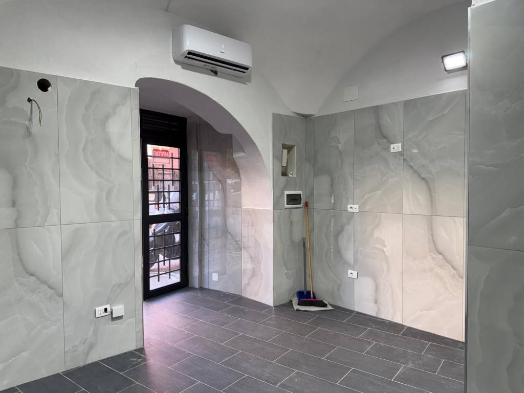 negozio in affitto a Napoli in zona Barra