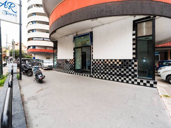 negozio in affitto a Napoli in zona Stella