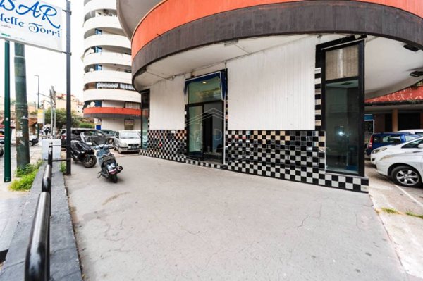 negozio in affitto a Napoli in zona San Carlo all'Arena