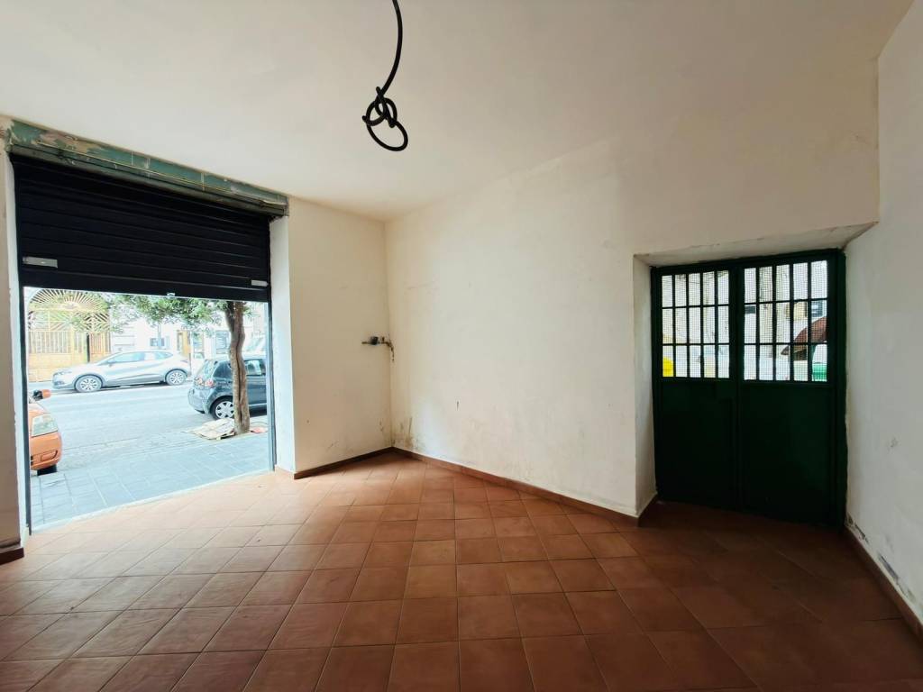 negozio in affitto a Napoli in zona Secondigliano