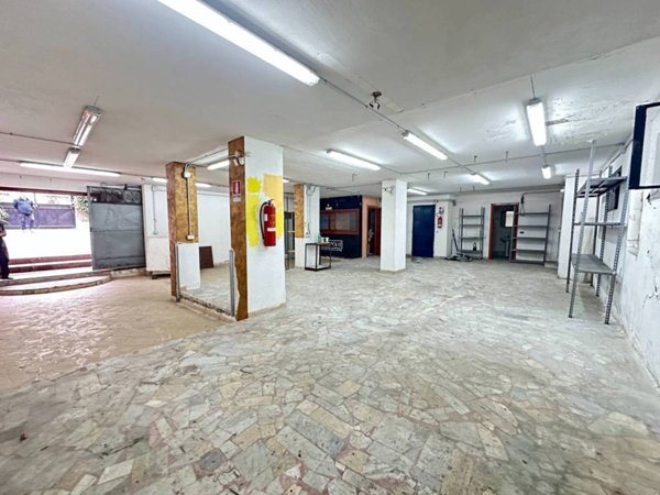 locale commerciale in affitto a Napoli in zona Barra