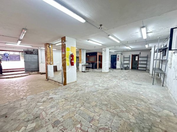 locale commerciale in affitto a Napoli in zona Barra