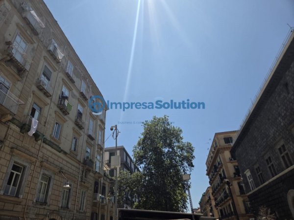 negozio in affitto a Napoli in zona Stella