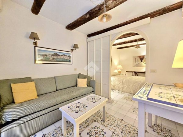 appartamento in affitto a Napoli in zona Chiaia