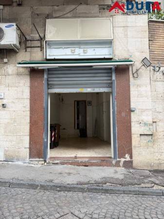 negozio in affitto a Napoli in zona Arenella