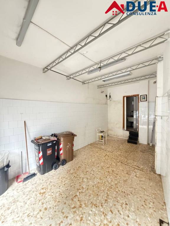 negozio in affitto a Napoli in zona Arenella