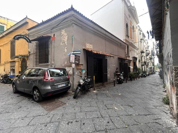 negozio in affitto a Napoli in zona Chiaia