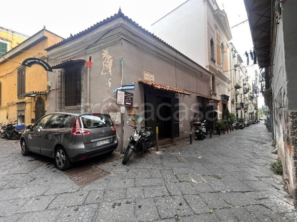 negozio in affitto a Napoli in zona Chiaia