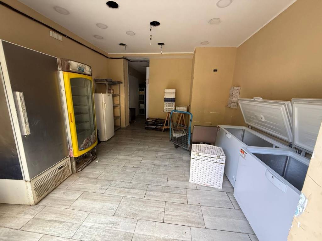 negozio in affitto a Napoli in zona Fuorigrotta