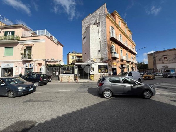 negozio in affitto a Napoli in zona Vomero