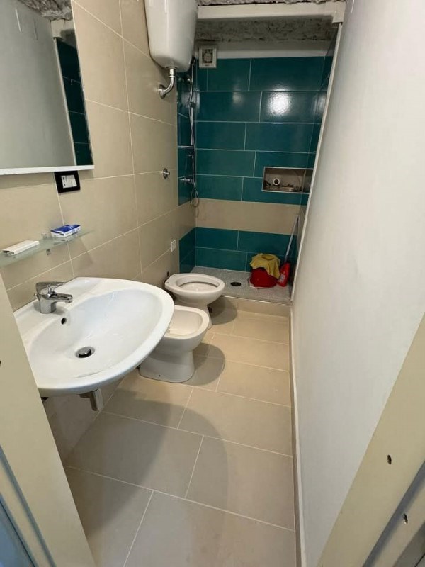 negozio in affitto a Napoli in zona Vomero