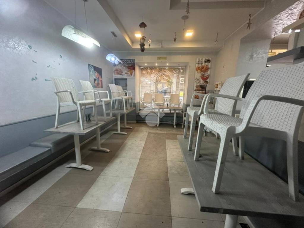 negozio in affitto a Napoli