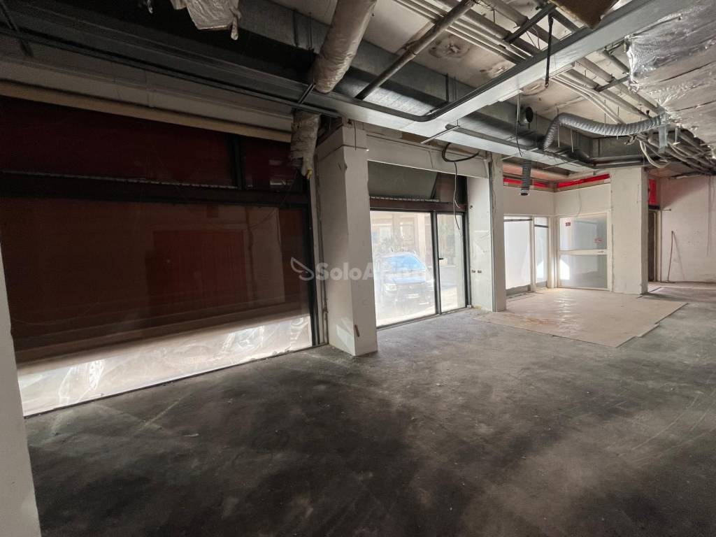 negozio in affitto a Napoli in zona Chiaia