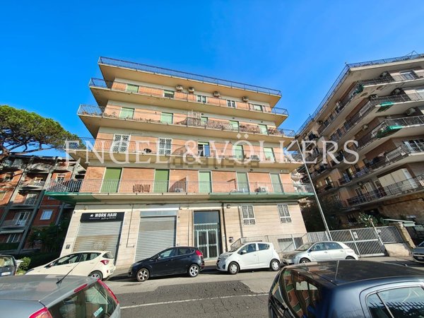 locale commerciale in affitto a Napoli in zona Arenella