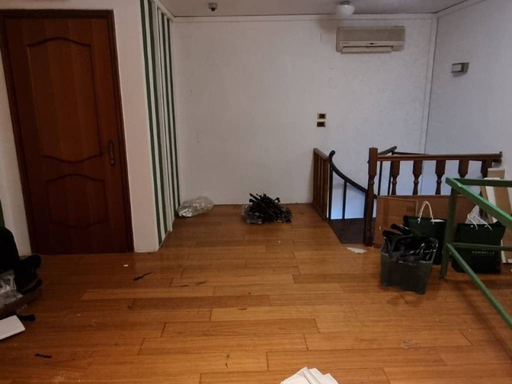 negozio in affitto a Napoli in zona Chiaia