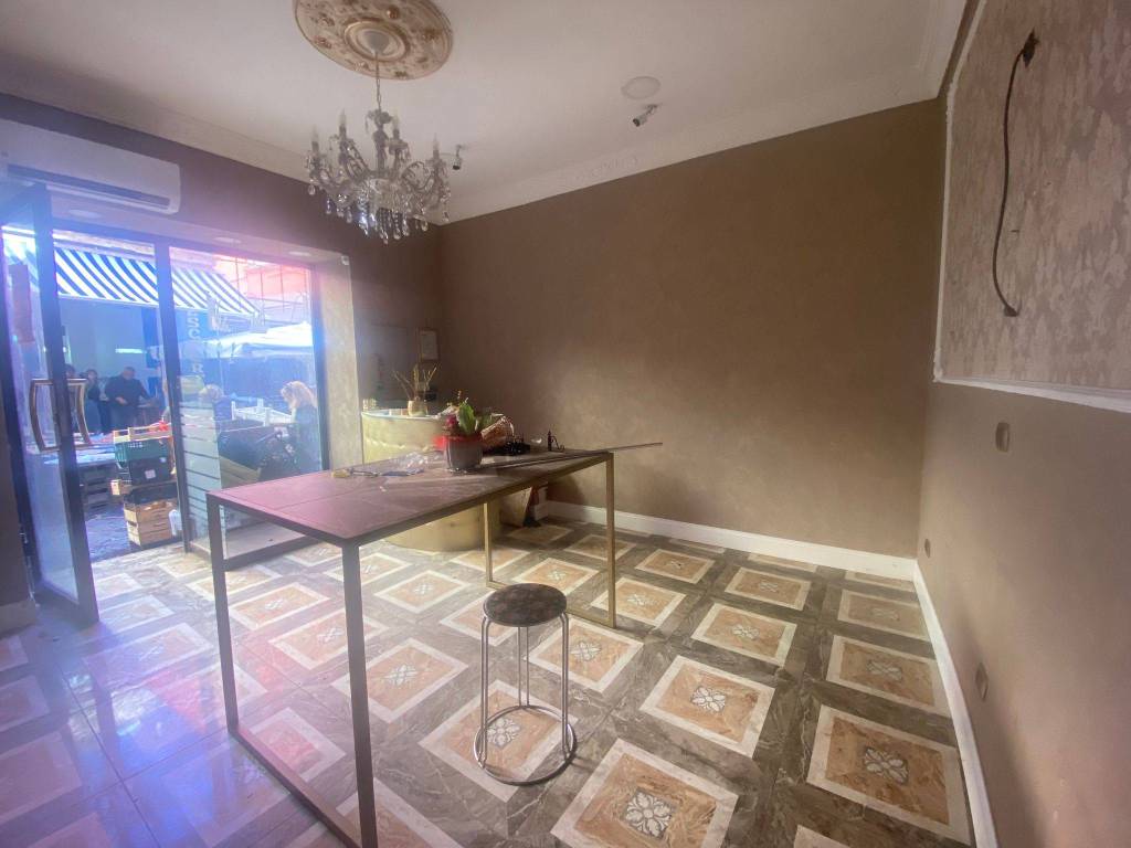 negozio in affitto a Napoli in zona Vomero