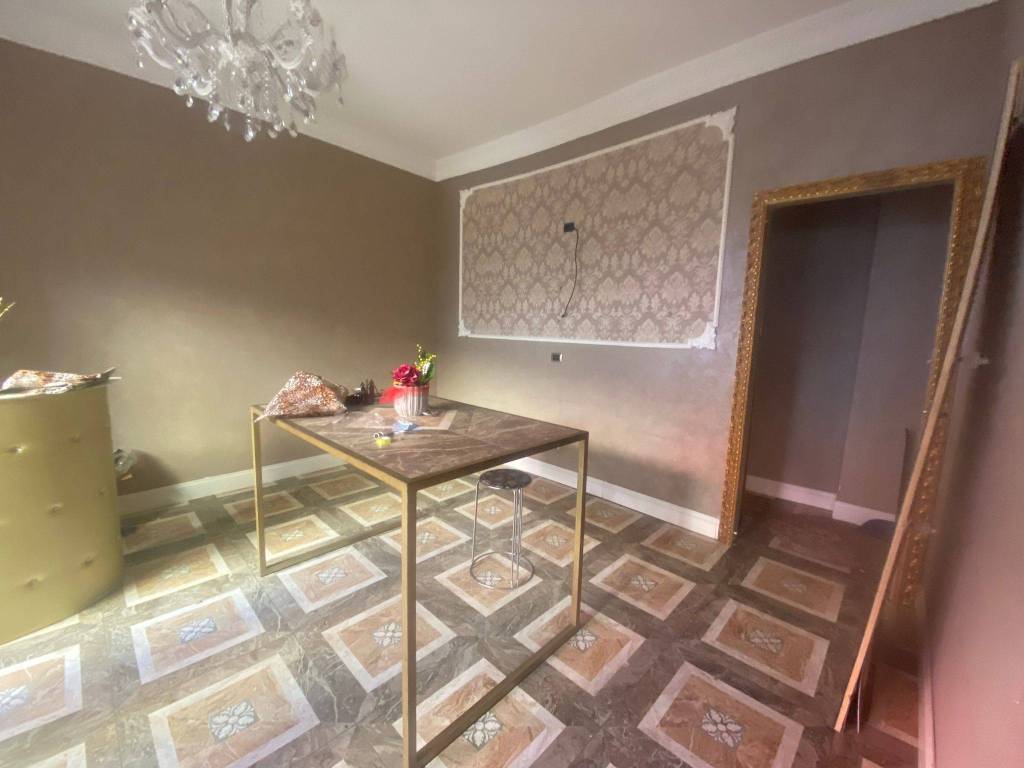 negozio in affitto a Napoli in zona Vomero