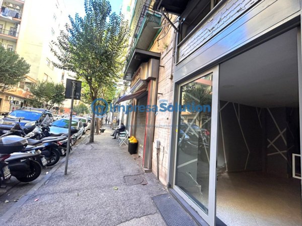 negozio in affitto a Napoli in zona Arenella