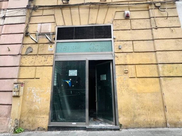 negozio in affitto a Napoli