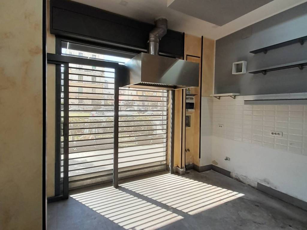 negozio in affitto a Napoli in zona Bagnoli