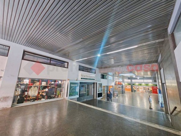 locale commerciale in affitto a Napoli in zona Vomero