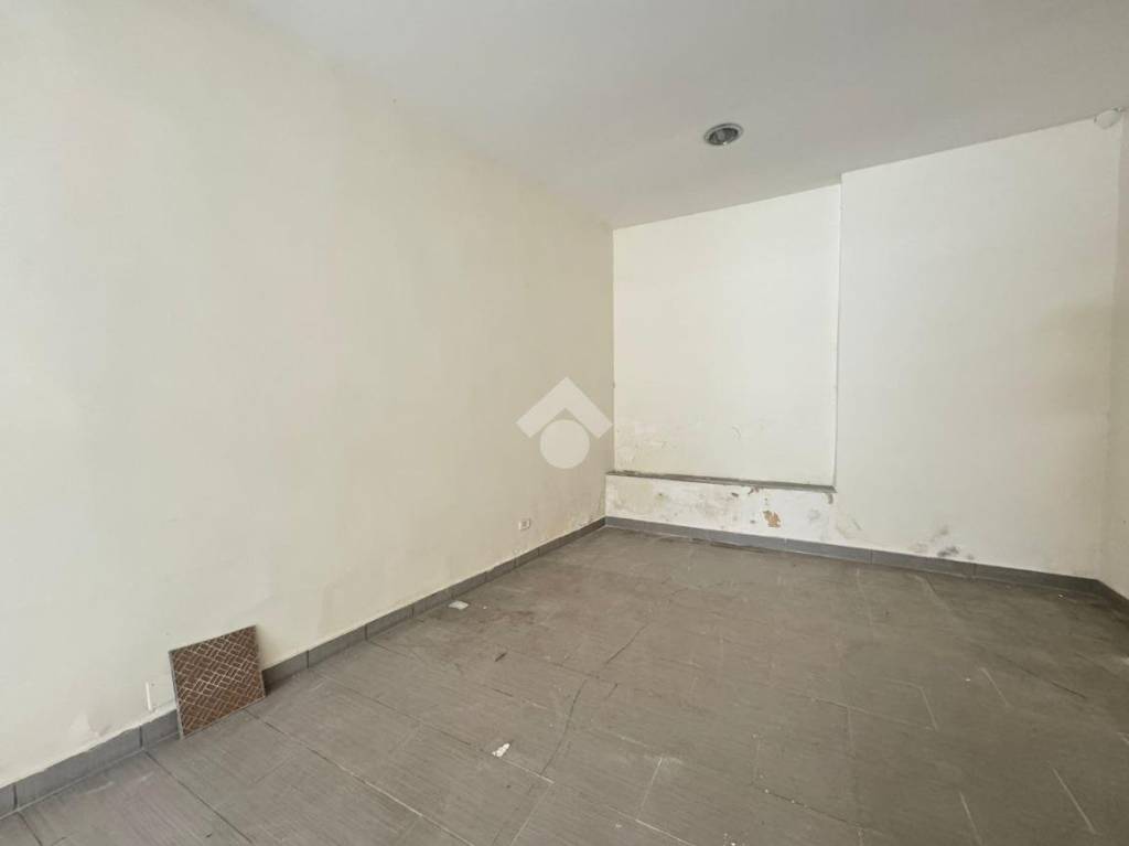 negozio in affitto a Napoli in zona Secondigliano