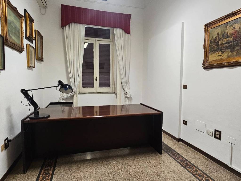 ufficio in affitto a Napoli in zona Chiaia