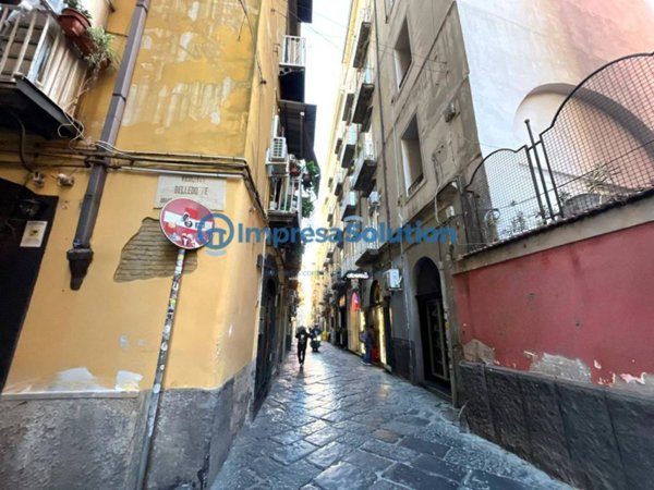 negozio in affitto a Napoli in zona Chiaia