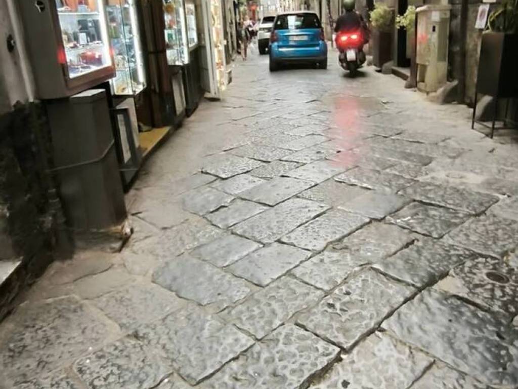 negozio in affitto a Napoli in zona Chiaia