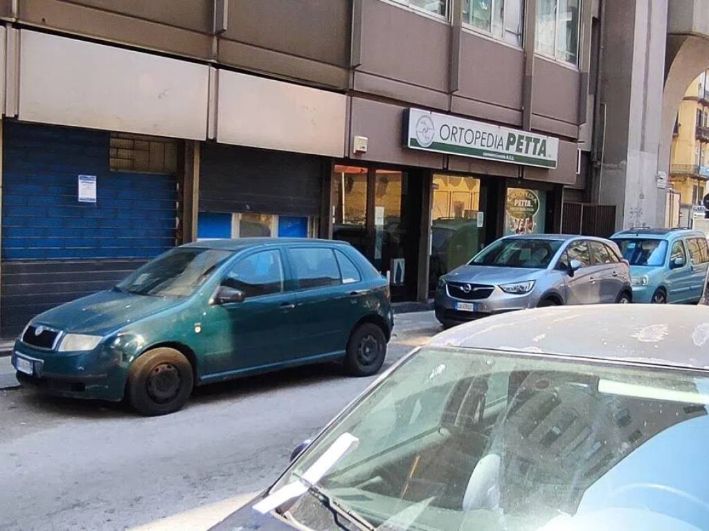 negozio in affitto a Napoli in zona Mercato